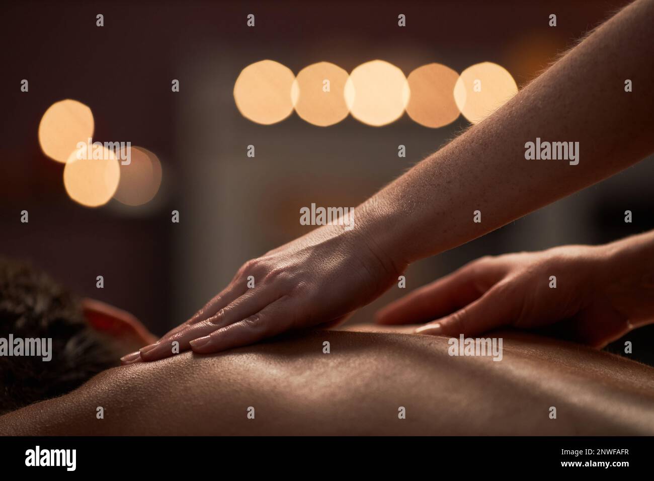 Massause appliquant une pression douce et soutenue sur le tissu conjonctif myofascial pour relâcher l'étanchéité musculaire Banque D'Images