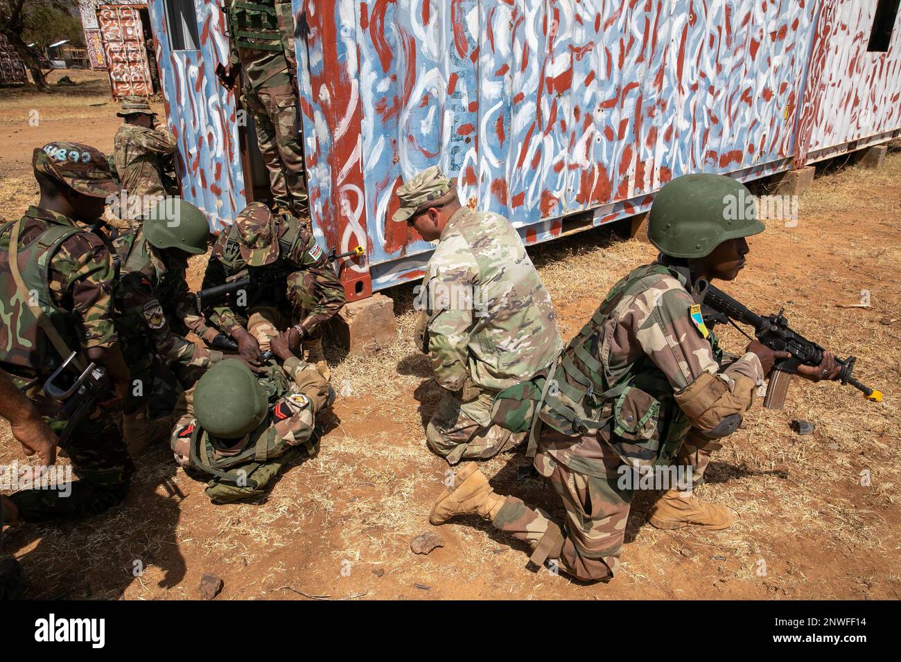 ÉTATS-UNIS Le sergent d'état-major de l'armée David Moore, un conseiller de la brigade d'assistance de la Force de sécurité de 2nd, observe comme un soldat des Forces de défense de Keynan fournit un aide à une victime de l'armée de djiboution notionnelle lors d'un exercice d'entraînement de situation à l'Accord justifié 2023, le 16 février 2023, à Isiolo, Kenya. L'Accord 23 justifié est un exercice clé pour la préparation des États-Unis et des partenaires car il permet aux forces de s'entraîner et de fonctionner comme une force conjointe et combinée tout en permettant la sécurité régionale de l'Afrique de l'est. Banque D'Images