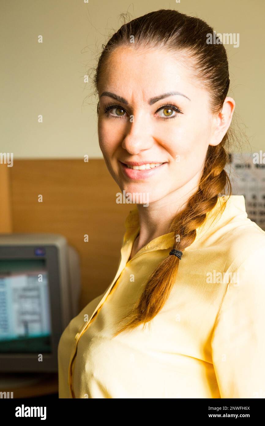 Jeune femme ukrainienne sensuelle avec une tresse de cheveux bruns et les yeux bruns aime joyeux anniversaire, regarde la caméra Banque D'Images