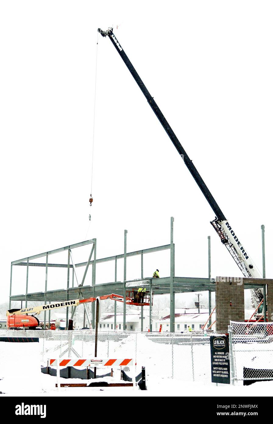 La zone de construction d'un futur quartier général de la brigade d'entraînement transitoire dans le bloc de 1600 de la zone de cantonnement est montrée le 5 janvier 2023, à fort McCoy, Wisconsin. Un contrat, totalisant 11 964 432,87 000 $, a été adjugé à L.S. par 9 juin 2022 Les constructeurs noirs construisent le projet du quartier général de la Brigade d'entraînement transitoire de l'exercice 2022 à fort McCoy. Les opérations de construction ont commencé en août 2022. L'emplacement de la construction est juste en face de l'endroit où le même entrepreneur a construit deux nouveaux bâtiments de casernes de troupes d'entraînement transitoire dans le même bloc. Selon la Direction de fort McCoy o Banque D'Images