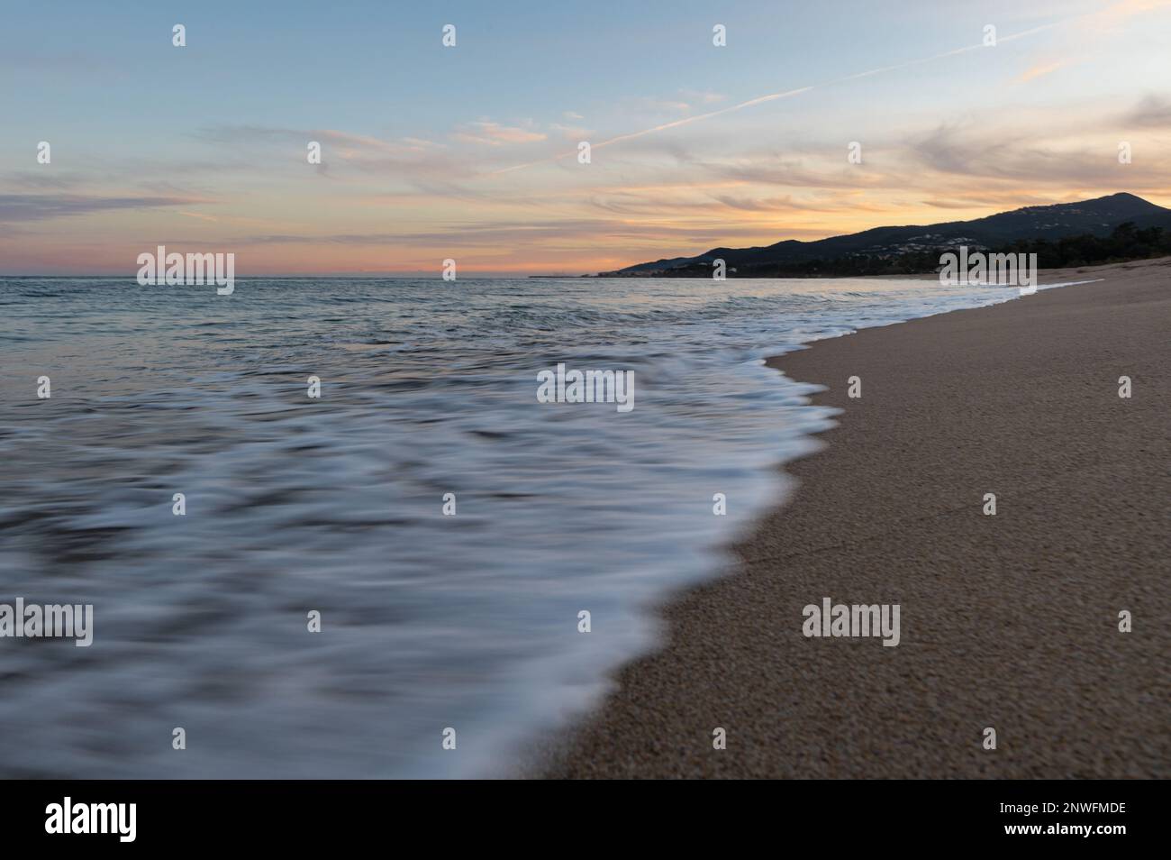 Plage, mer, vague, ciel coloré et coucher de soleil Banque D'Images