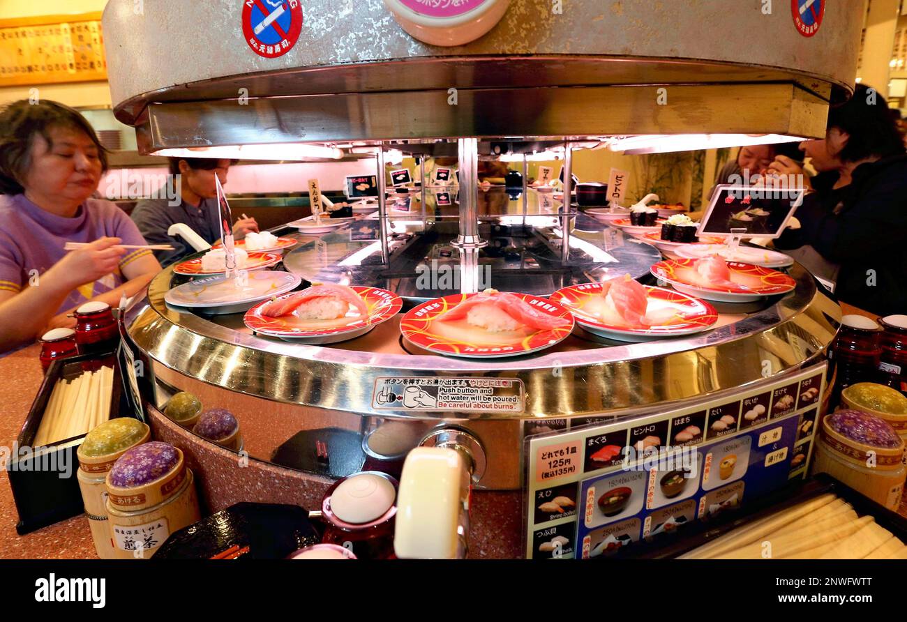 A picture taken on Sep.14, 2018 shows the main restaurant of the MAWARU-GENROKUZUSHI, conveyor belt sushi restaurant, in Higashiosaka, Osaka Prefecture. Genrokuzushi founder Yoshiaki Shiraishi created the sushi-go-round operation and opened the first shop in 1958 near current main restaurant. According to Fuji Keizai, marking research and consulting group, the domestic market size of conveyor belt sushi in 2017 rises up to 632,500,000,000 yen( The Yomiuri Shimbun via AP Images ) Banque D'Images