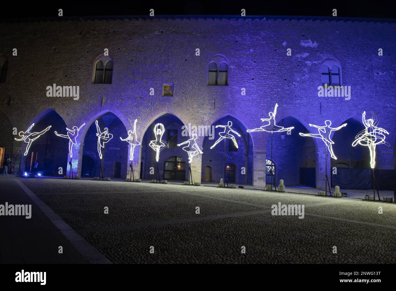 Bergame Italie 22 février 2023 : installation légère de danseurs qui se tordent dans le vide à l'occasion de la capitale de la culture Banque D'Images