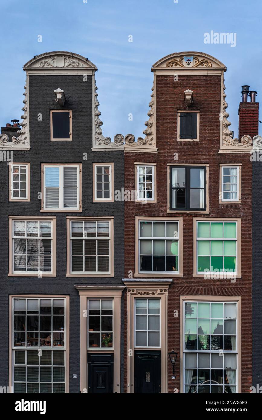 Façade avec vue sur les maisons traditionnelles au bord de la rivière d'Amsterdam Banque D'Images