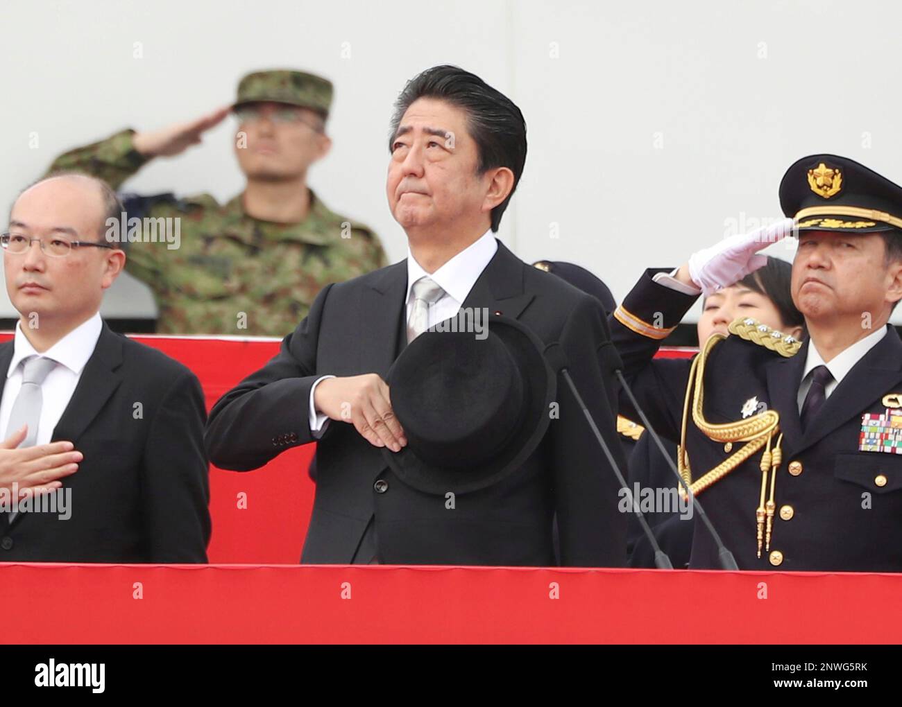 Japan's Prime Minister Shinzo Abe attends a review of the troops of the Japan Self-Defense Force at Camp Asaka, which straddles the border of Tokyo and Saitama Prefecture, on Oct.14, 2018.( The Yomiuri Shimbun via AP Images ) Banque D'Images