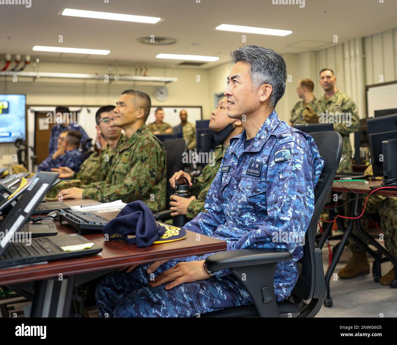 Contre-amiral Motoyuki Kanezashi, commandant de la Force maritime japonaise d'autodéfense, Force amphibie et de guerre des mines, Et le major de la Force d'autodéfense terrestre japonaise, le général Shingo Nashinoki, commandant de la Brigade de déploiement rapide amphibie, sont informés de l'intégration navale et du Centre de guerre littorale intégré de la Force opérationnelle 76/3 lors de l'Iron Fist 23 à bord du Camp Courtney, Okinawa, Japon, le 16 février 2023. Cette visite au Centre de guerre littorale intégré a eu lieu pendant l'exercice Iron Fist et a donné un aperçu du TF 76/3, en mettant l'accent sur la structure de commandement et de contrôle et la position de commandement, et comment Banque D'Images