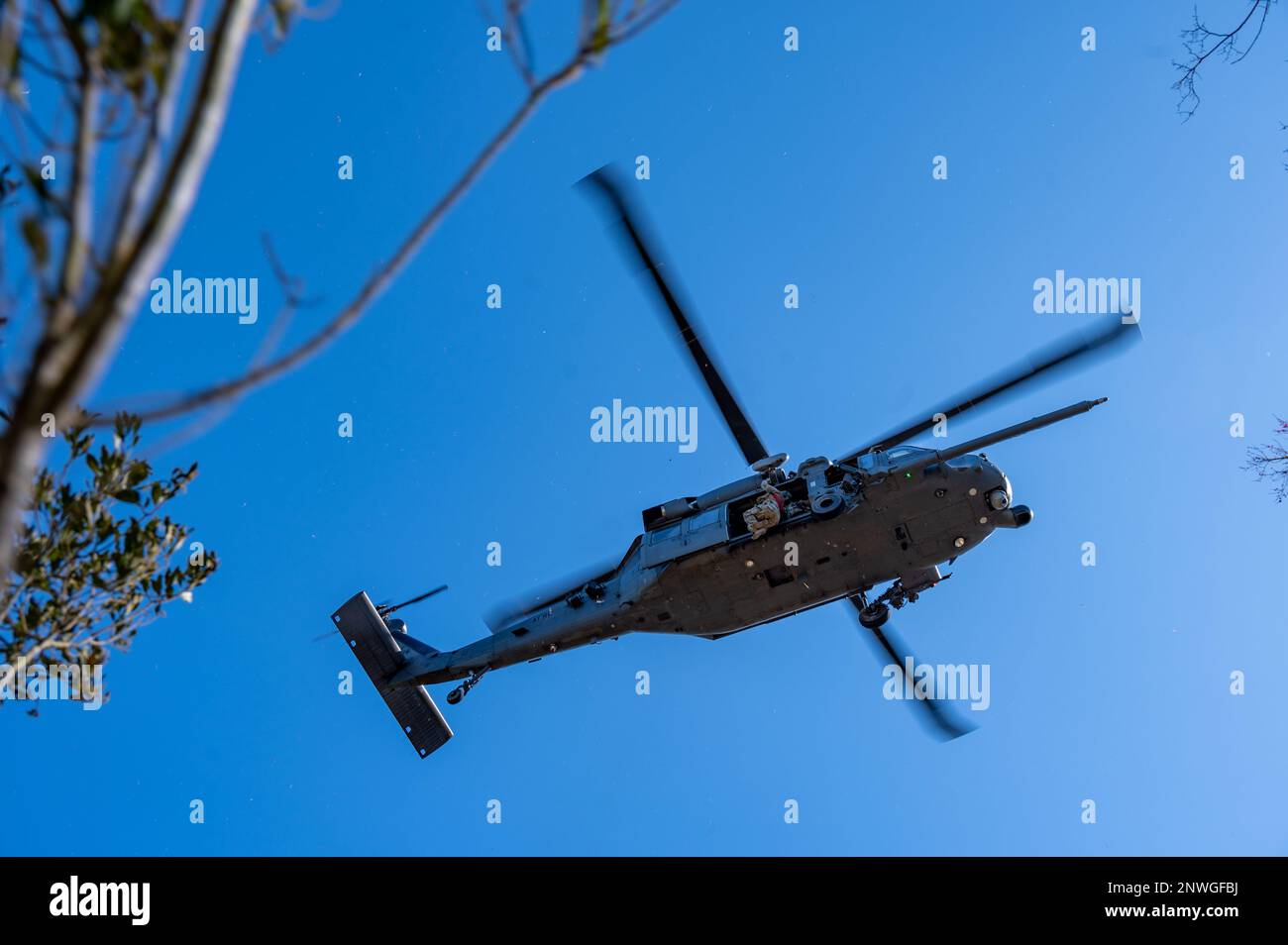 Tech. Le Sgt Adam Dyer, aviateur des missions spéciales du 301st Escadron de sauvetage, tire le Sgt Eugene Solomon, contrôleur de base au sol du 117th Escadron de contrôle aérien, dans un hélicoptère HH-60G Pave Hawk à Townsend Bombing Range, en Géorgie, au cours d'une activité de formation de sauvetage de personnel isolé durant l'exercice Sunshine Rescue le 24 janvier 2023. Cet exercice forme les aviateurs sur les capacités de pointe de recherche et de sauvetage au combat pour la prochaine génération de combats de guerre. Au cours de cet exercice, les aviateurs tactique de contrôle aérien et Pararescue utiliseront des technologies de communication et de commandement et de contrôle de pointe liées à A-10 Banque D'Images