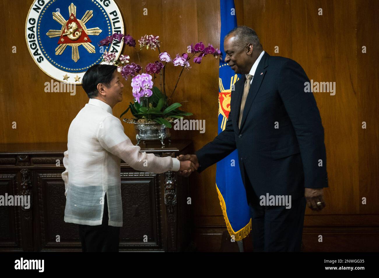 Le secrétaire à la Défense Lloyd J. Austin III salue le président philippin Ferdinand 'Bongbong' Marcos à Manille, le 2 février 2023. Austin se rend en Asie pour rencontrer des hauts responsables gouvernementaux et militaires en Corée et aux Philippines afin de promouvoir la stabilité régionale, Renforcer encore les partenariats de défense et réaffirmer l'engagement profond des États-Unis à travailler de concert avec leurs alliés et partenaires à l'appui de la vision commune de la préservation d'une Indo-Pacifique libre et ouverte. Banque D'Images