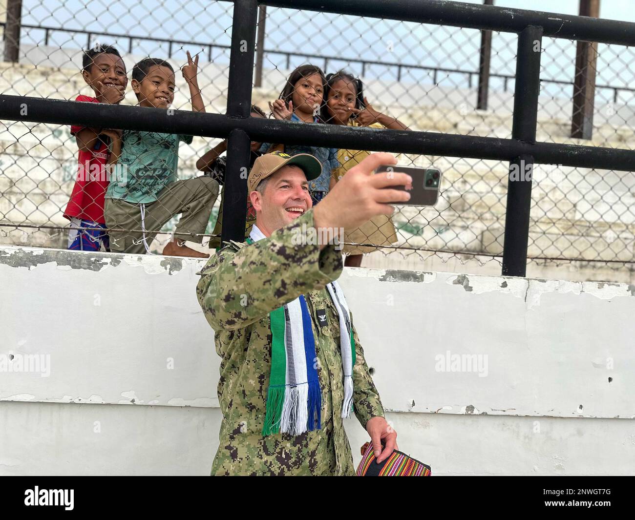 DILI, Timor-Leste (10 février 2023) marins et Marines, affectés au navire de transport amphibie USS John P. Murtha (LPD 26), Posez pour une photo après un match de football avec des membres de la Force de défense du Timor-Leste (F-FDTL) lors de la cérémonie d'ouverture de la coopération afloat Readiness and Training (CARAT)/Marine Exercise (MAREX) 2023 à Dili, le 10 février 2023. CARAT/MAREX Timor-Leste est un exercice bilatéral entre le Timor-Leste et les États-Unis visant à promouvoir la coopération régionale en matière de sécurité, à maintenir et à renforcer les partenariats maritimes et à améliorer l'interopérabilité maritime. Dans son 28th yea Banque D'Images