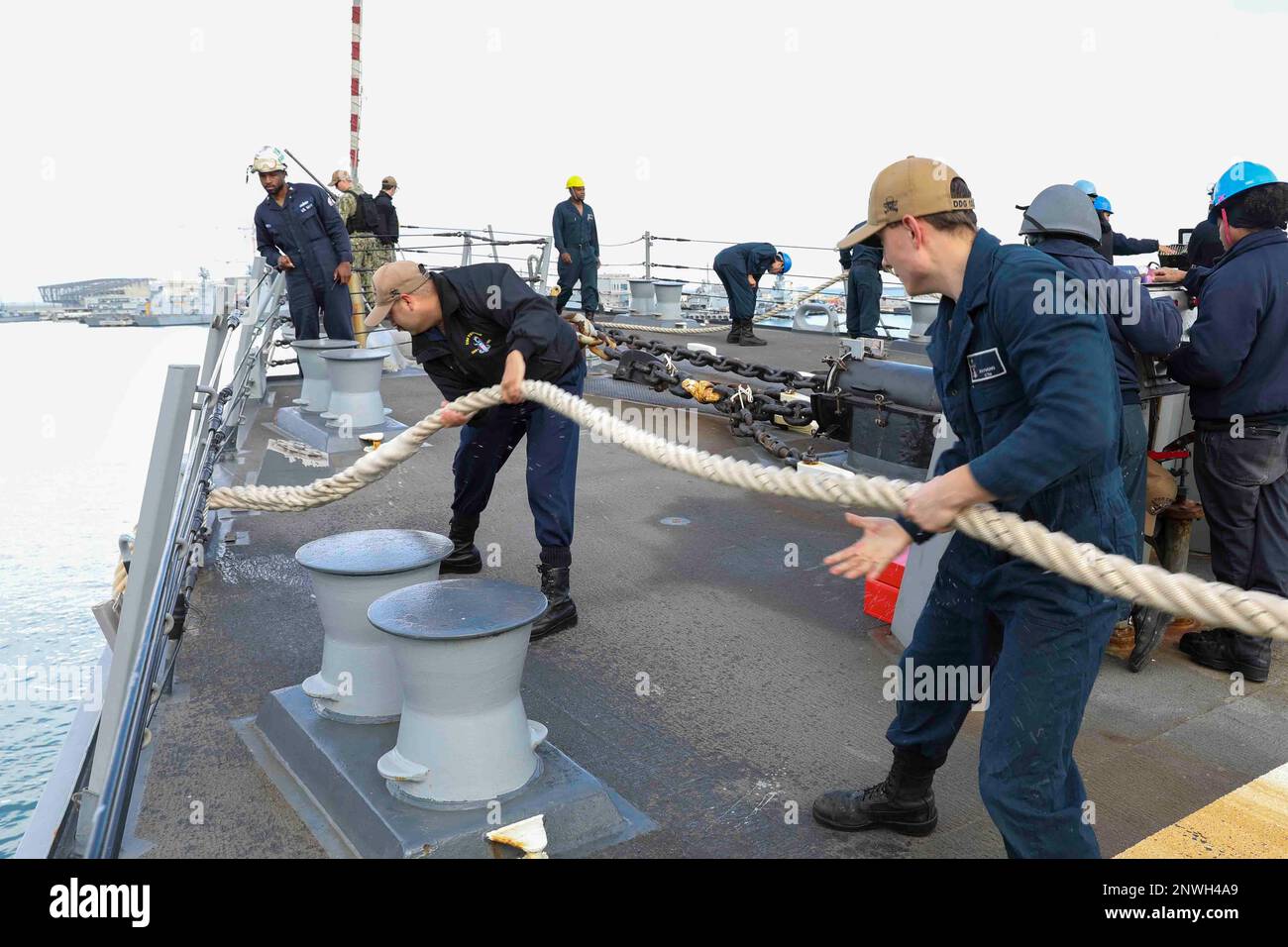 230129-N-JO162-1036 HAIFA, Israël (29 janv. 2023) Cryptologic Technician (Collection) 2nd classe Michael Garcia, Left, and Cryptologic Technician (Maintenance) Seaman Adam Raymond, Right, affecté au destroyer à missiles guidés USS Truxtun (DDG 103), a heave a amarré une ligne de mouillage alors que le navire sort de Haïfa, Israël, 29 janv. 2023. Truxtun est déployé dans la zone d'opérations de la flotte américaine 5th afin d'assurer la sécurité et la stabilité maritimes dans la région du Moyen-Orient. Banque D'Images
