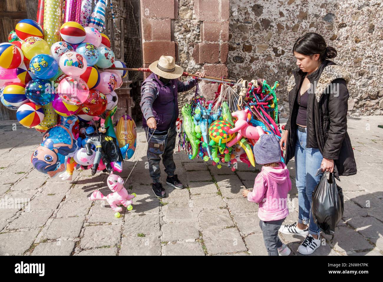 San Miguel de Allende Guanajuato Mexique, Historico Centre historique Zona Centro, portant un chapeau sombrero, vendeurs de rue vendant, ballons ballon Banque D'Images