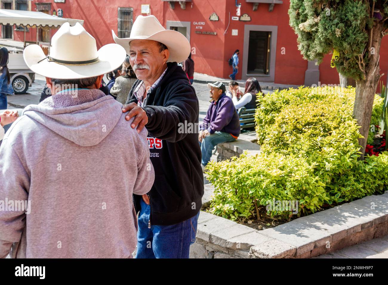 San Miguel de Allende Guanajuato Mexique, Historico Centre historique central Zona Centro, portant cowboy chapeau chapeaux sombrero sombreros parlants, homme hommes, Banque D'Images