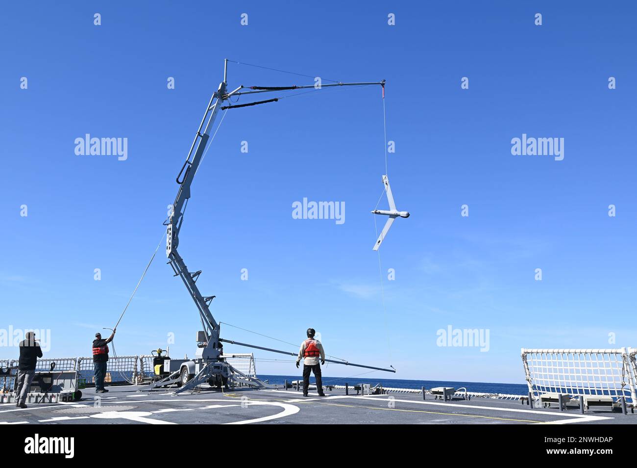 Un équipage de ScanEagle récupère un véhicule aérien sans pilote à la fin des opérations de vol à bord de l'USCGC Stone (WMSL 758) dans l'océan Atlantique, le 16 janvier 2023. Stone est le neuvième couteau de sécurité nationale de classe Legend de la flotte de la Garde côtière et est actuellement à Charleston, en Caroline du Sud. Banque D'Images