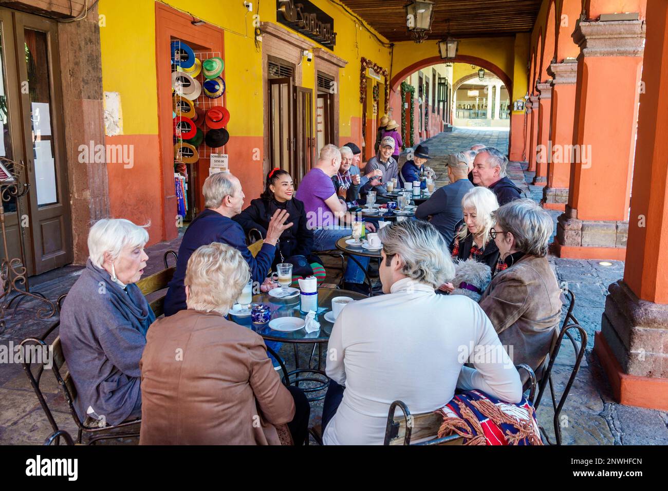 San Miguel de Allende Guanajuato Mexique, Historico Centre historique central centre, Centro Bar SMA, seniors boomers tour expatriés, parler socialing, homme moi Banque D'Images