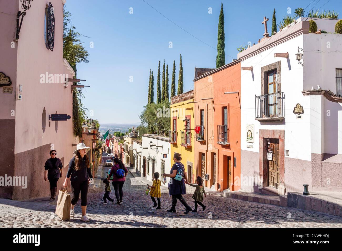 San Miguel de Allende Guanajuato Mexique, Historico Centre historique central centre, rue pavée, maisons résidences, architecture coloniale, femmes Banque D'Images
