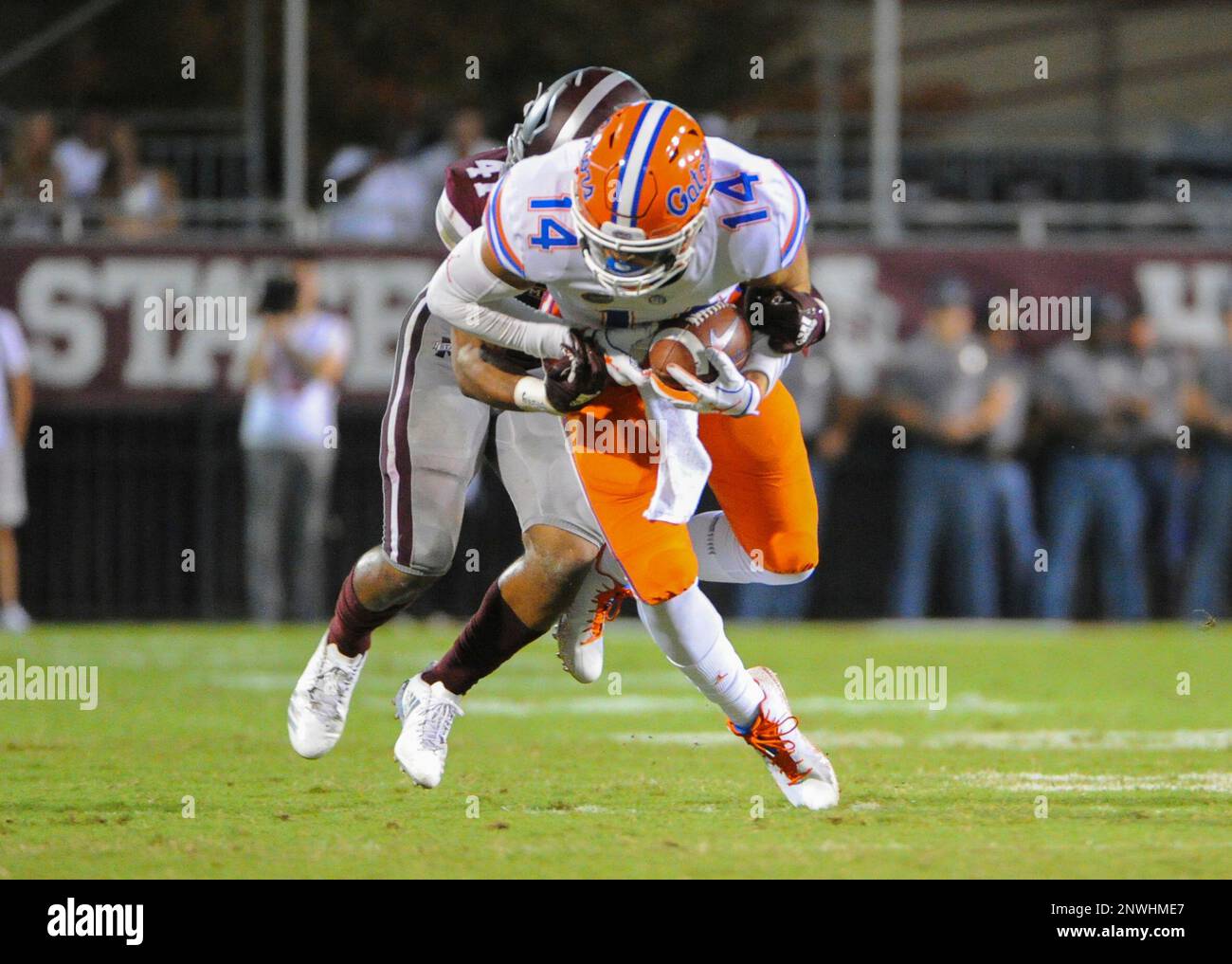 September 29, 2018: Florida Gators TE, Lucas Krull (14), runs the ball as MSU Safety, Mark McLaurin (41), attempts to bring him down, during NCAA football action at Davis Wade Stadium in Starkville, MS. Florida defeated Mississippi State, 13-6. Kevin Langley/CSM(Credit Image: © Kevin Langley/CSM via ZUMA Wire) (Cal Sport Media via AP Images) Banque D'Images