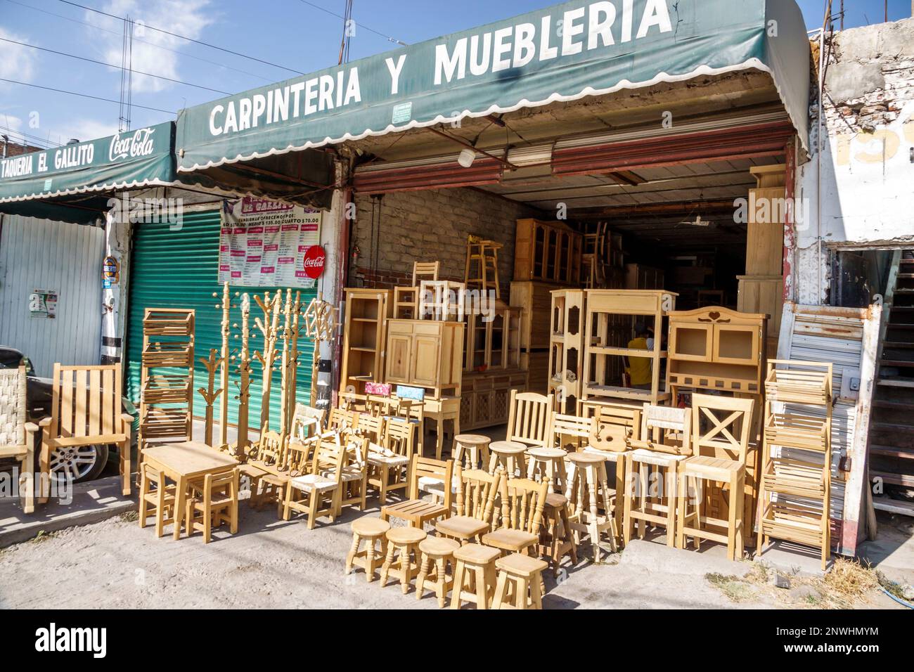 San Miguel de Allende Guanajuato Mexique, meubles en bois infinis chaises tabourets, menuiserie extérieur de menuiserie, bâtiments, avant Banque D'Images