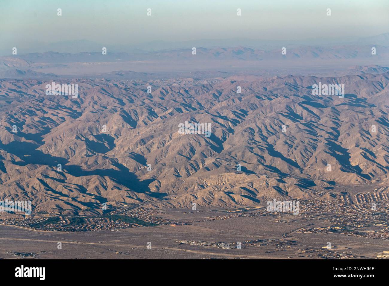 La vallée de Palm Springs paysage en automne sur un brumeux, après-midi chaud de l'antenne, au-dessus de la photo. Banque D'Images