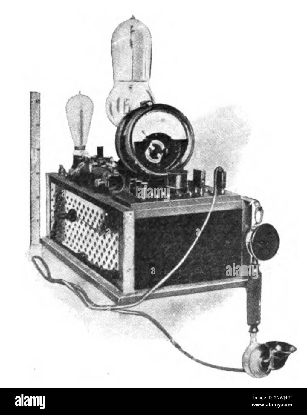 L'un des premiers émetteurs radiotéléphoniques à tube à vide Banque D'Images