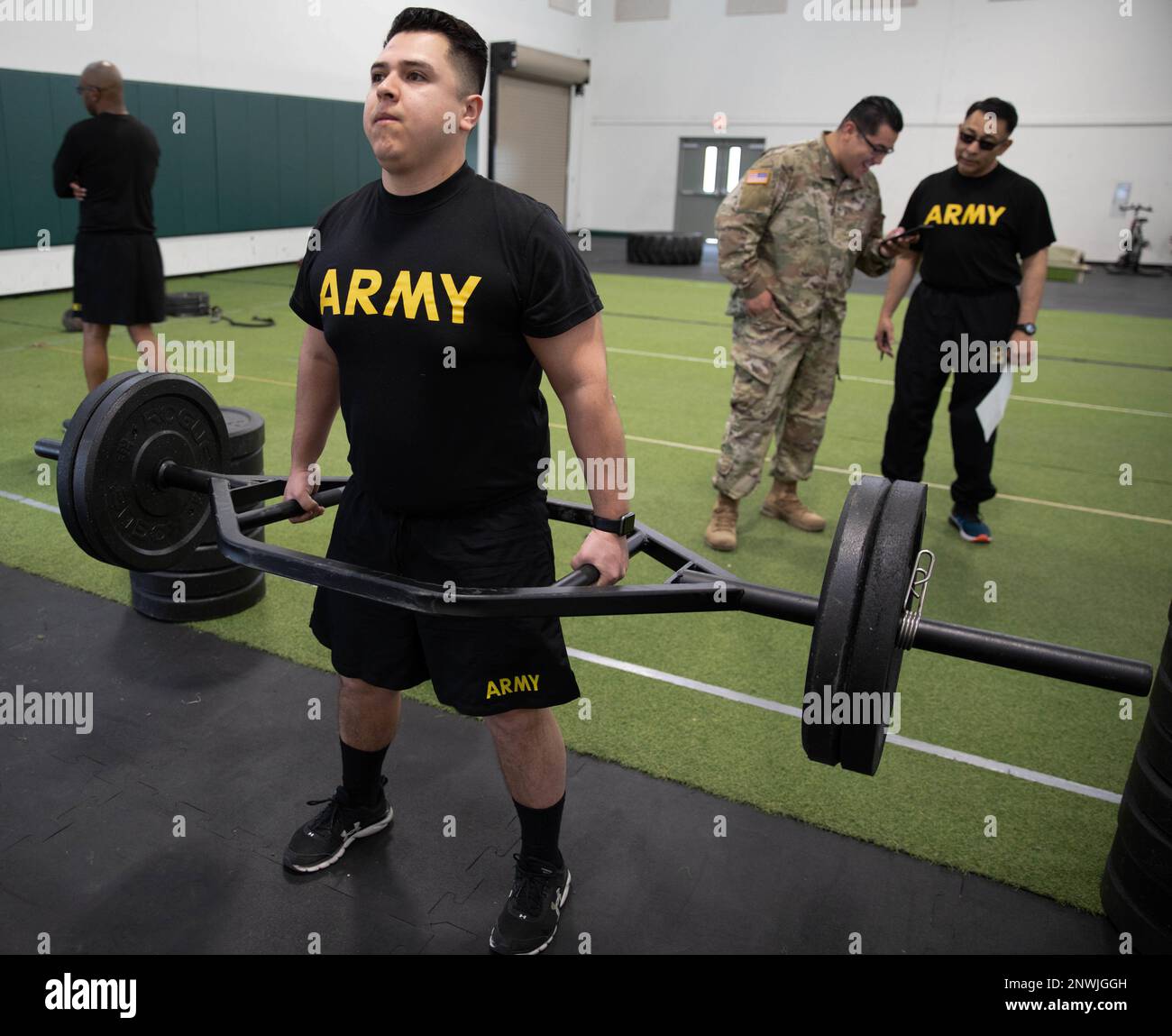 ÉTATS-UNIS Armée 2nd le Lt Jacob Zendejas, 201st Theatre public Affairs support Element, effectue la levée de mort lors du combat Fitness Test de l'Armée à la base d'entraînement des Forces interarmées, Los Alamitos, 5 février 2023. L'ACFT a été dirigé par des soldats du Commandement du soutien du Théâtre de 79th. Banque D'Images