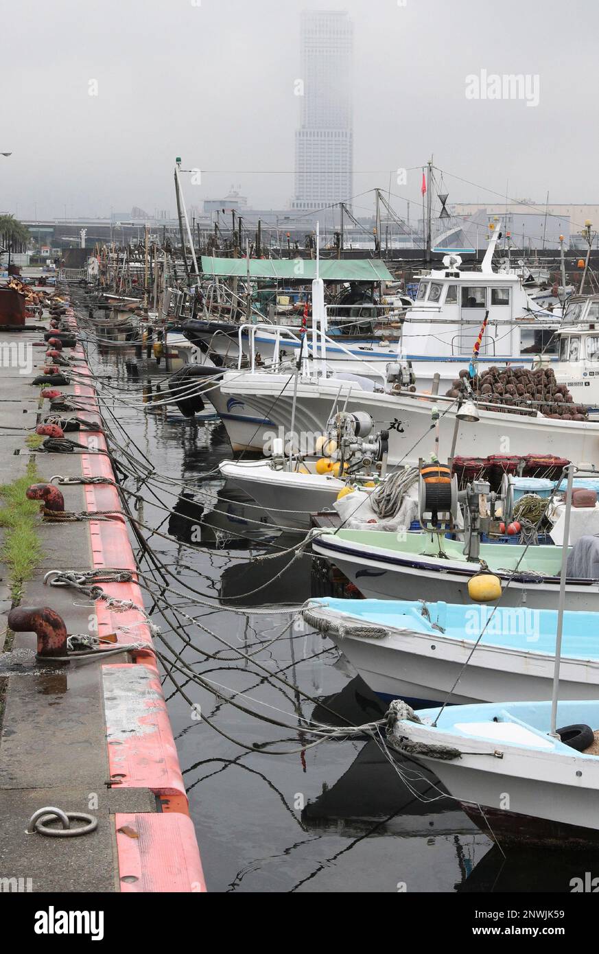 A photo shows approximately 100 fishing boats with ropes as a very powerful typhoon Trami (No. 24) approaches to the main island of Japan in Izumisano City, Osaka Prefecture on September 29, 2018. The typhoon will reach Tokyo and Hokkaido in following days. ( The Yomiuri Shimbun via AP Images ) Banque D'Images