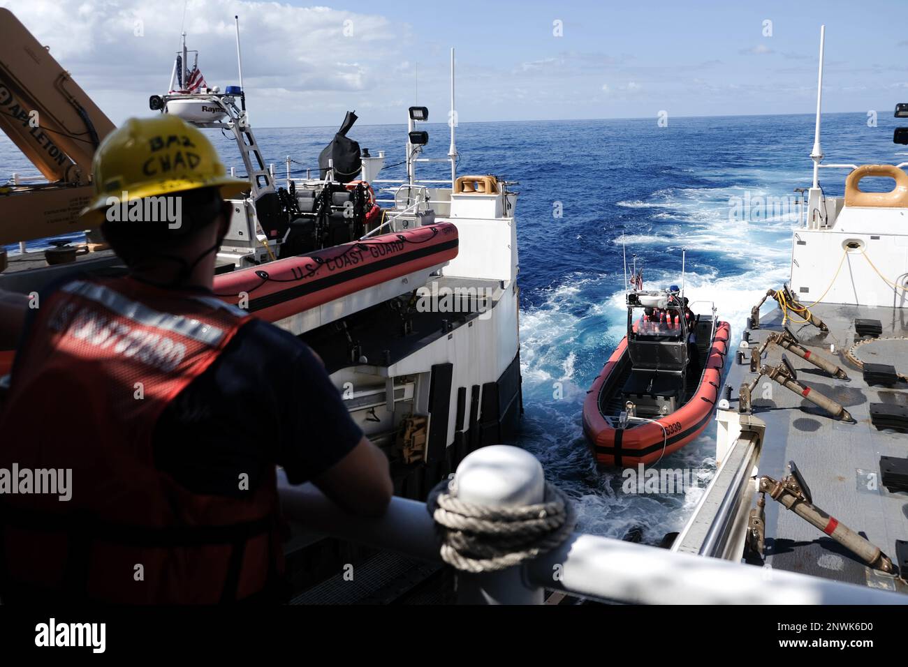 Le personnel de l'USCGC Stone (WMSL 758) lance un petit bateau de 25 pieds au-dessus de l'horizon lors d'un exercice dans le sud de l'océan Atlantique, le 7 février 2023. Stone est en déploiement multimission dans l'océan Atlantique Sud pour contrer les activités maritimes illicites et renforcer les relations de souveraineté maritime dans l'ensemble de la région. Banque D'Images