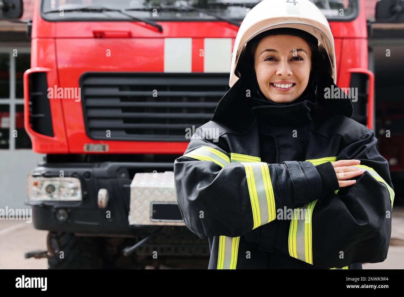 Portrait d'un pompier en uniforme et d'un casque près d'un camion de  pompiers à l'extérieur Photo Stock - Alamy