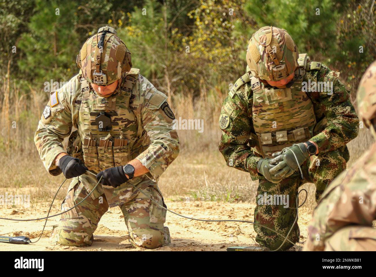 A ÉTATS-UNIS Un conseiller de l'armée affecté à la brigade d'assistance de la Force de sécurité 1st et un officier de l'armée colombienne, à droite, préparent des charges explosives au cours d'un chantier de démolition à ft. Benning, Géorgie, 28 février. Les conseillers se sont entraînés à préparer, à placer et à faire exploser des charges pour acquérir les compétences nécessaires pour conseiller des partenaires étrangers dans le monde entier. ÉTATS-UNIS Photo de l'armée par le Maj. Jason Elmore. Banque D'Images