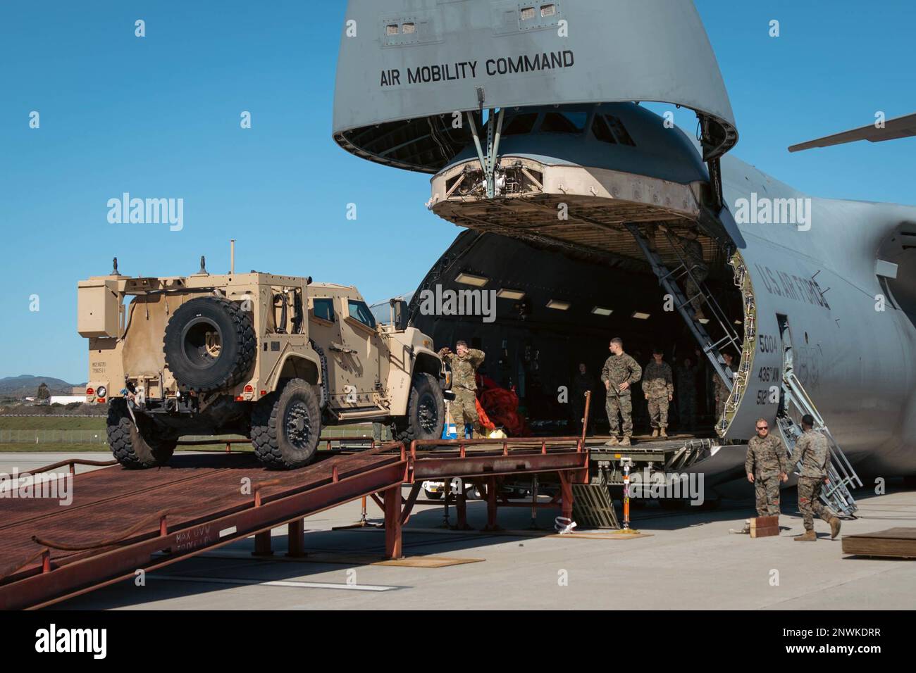 ÉTATS-UNIS Marines avec 1st Bataillon de soutien à l'atterrissage, Régiment de logistique de combat 1, 1st Marine Logistics Group, déchargez un véhicule tactique léger interarmées d'un É.-U. Galaxie C-5 de la Force aérienne lors d’un exercice de mobilité stratégique à Camp Pendleton, Californie, le 8 février 2023. L’objectif de cette évolution était d’évaluer la capacité de l’unité à emballer et à entreposer l’équipement dans un délai précis, de déterminer les exigences en matière de levage et de transport et de préparer les véhicules militaires pour le transport. (É.-U. Photo du corps maritime par lance Cpl. Kristy Ordonnez Maldonado) Banque D'Images