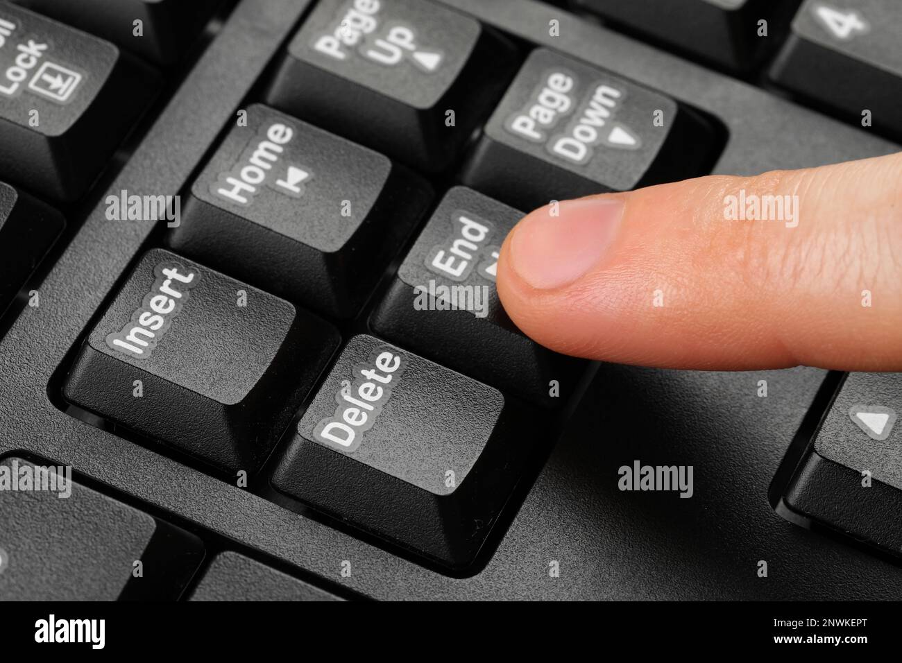 Homme appuyant sur le bouton du clavier de l'ordinateur, gros plan Banque D'Images