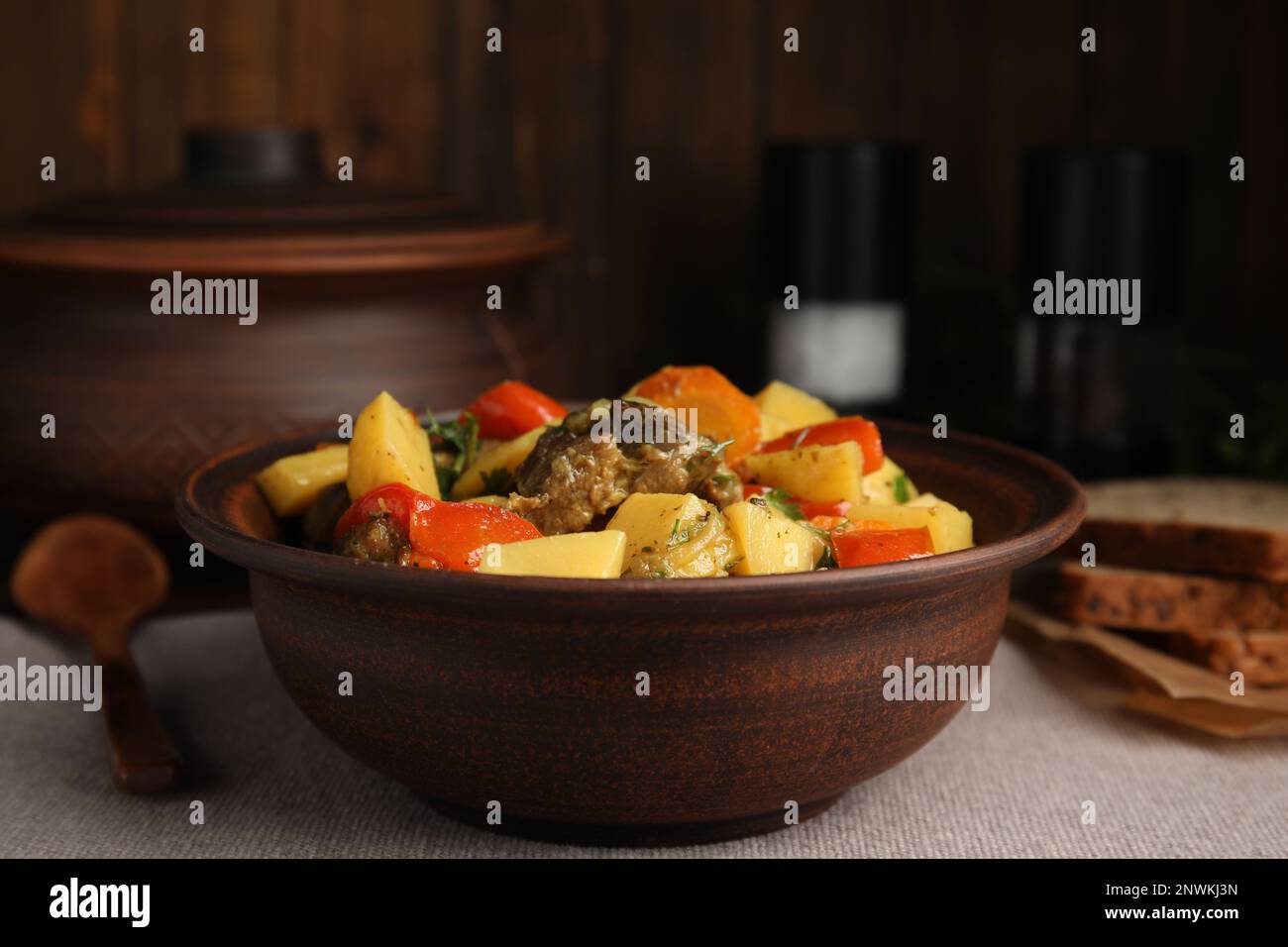 Savoureux plat cuit avec des pommes de terre en faïence sur la table Banque D'Images