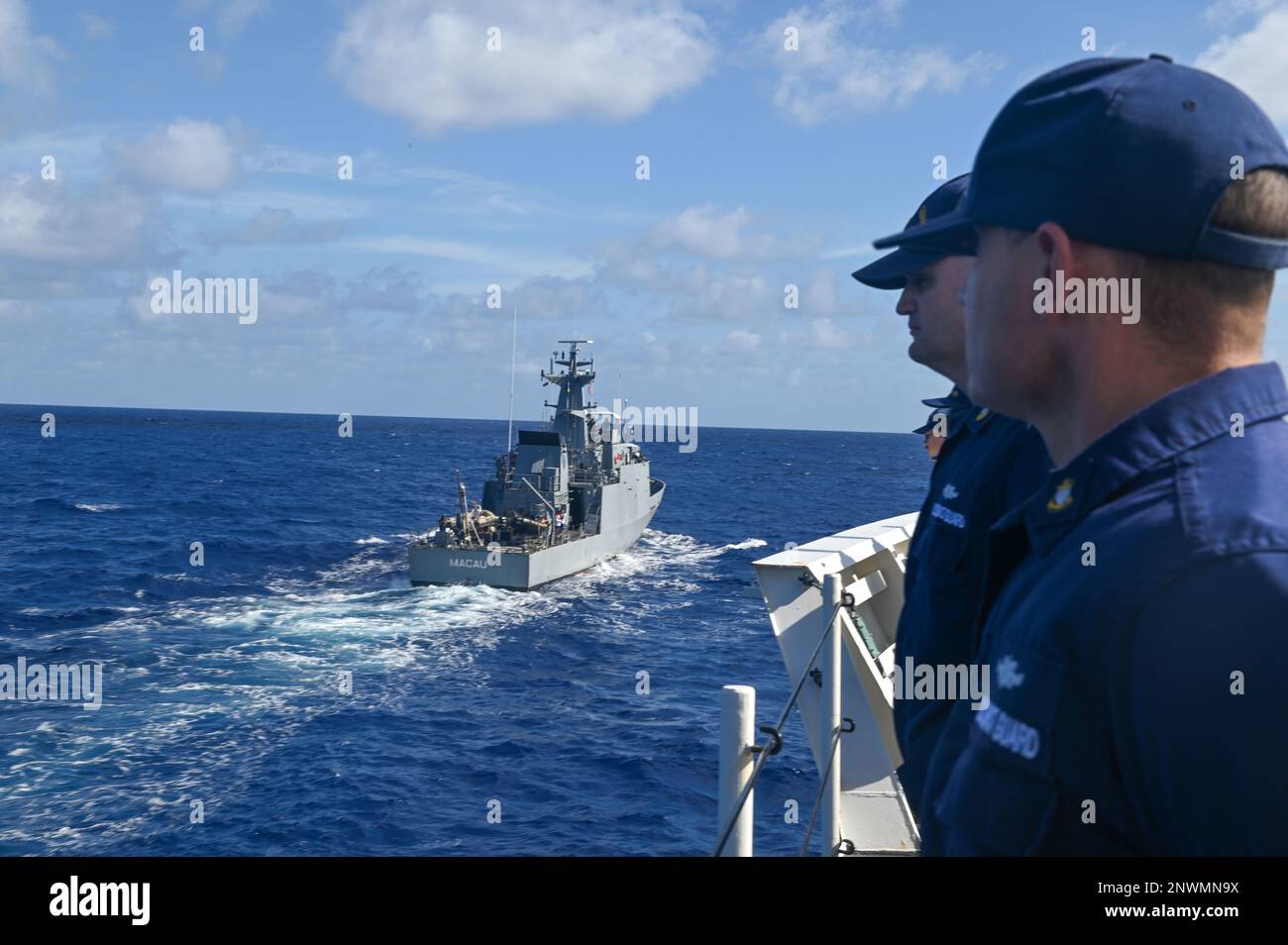 Les membres de l'équipage affectés à l'USCGC Stone (LMSM 758) rendent hommage à Navio-Patrulha Macau de la marine brésilienne lors d'un exercice combiné et d'un échange d'information dans le sud de l'océan Atlantique, le 29 janvier 2023. Stone est en cours de déploiement de plusieurs missions dans l'océan Atlantique Sud pour contrer les activités maritimes illicites et renforcer les relations de souveraineté maritime dans l'ensemble de la région. Banque D'Images