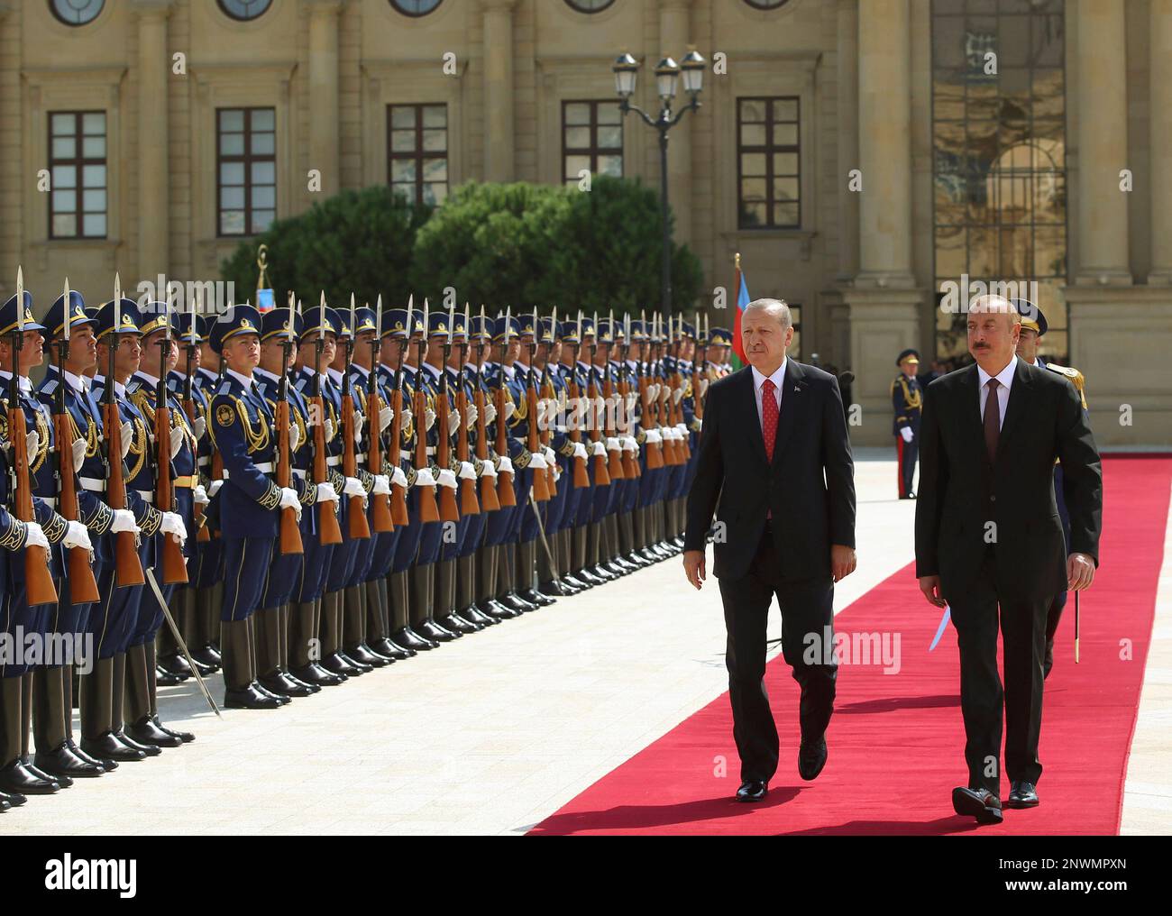 Turkey's President Recep Tayyip Erdogan, centre, walks with Azerbaijan's President Ilham Aliyev, right, as they review an honour guard, during a welcome ceremony, prior to their meeting at the Presidential Palace in Baku, Azerbaijan, Saturday, Sept. 15, 2018.(Presidency Press Service via AP, Pool) Banque D'Images