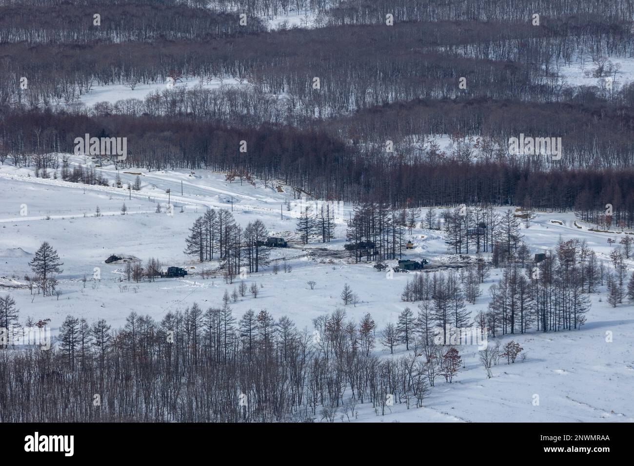ÉTATS-UNIS Marines avec 3D Bataillon, 12th Marines établissent des positions de tir temporaire pendant le Programme d'entraînement à la réinstallation de l'Artillerie 22,4 dans la zone de manœuvre de Yusubetsu, Hokkaido (Japon), le 1 février 2023. Les compétences développées à l'ARTP augmentent la compétence et la préparation de la seule unité d'artillerie déployée en permanence dans le corps des Marines, leur permettant de fournir des feux indirects de précision. Banque D'Images