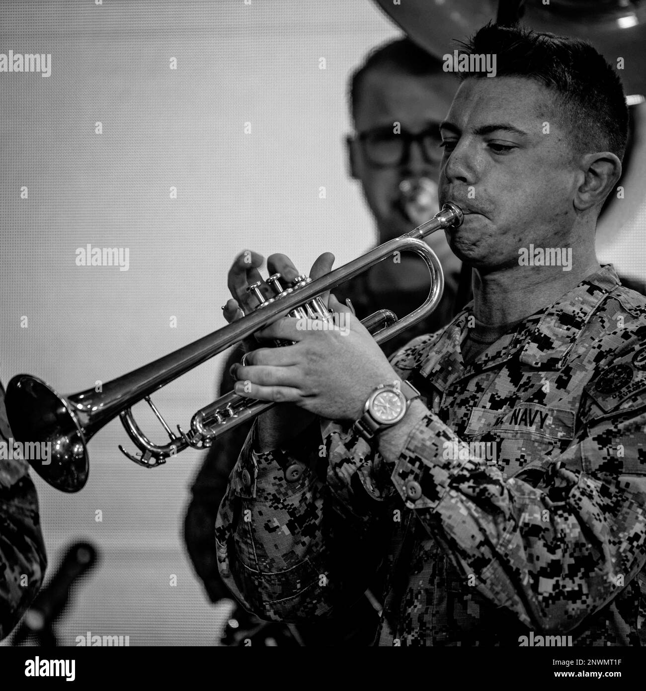 230128-N-DK722-1007 (le 28 janvier 2023) LAGOS, Nigeria – musicien 2nd Class Dakota Keller joue la trompette pour un enregistrement en direct à la télévision sur le programme Sunrise de Channels News à Lagos, Nigeria, le 28 janvier 2023, pendant Obangame Express 2023. Obangame Express 2023, réalisé par U.S. Forces navales en Afrique, est un exercice maritime conçu pour améliorer la coopération et accroître la sécurité et la sûreté maritimes entre les pays participants du golfe de Guinée et de l'océan Atlantique Sud. ÉTATS-UNIS La sixième flotte, dont le siège est à Naples, en Italie, mène toute la gamme des opérations conjointes et navales, souvent en conc Banque D'Images