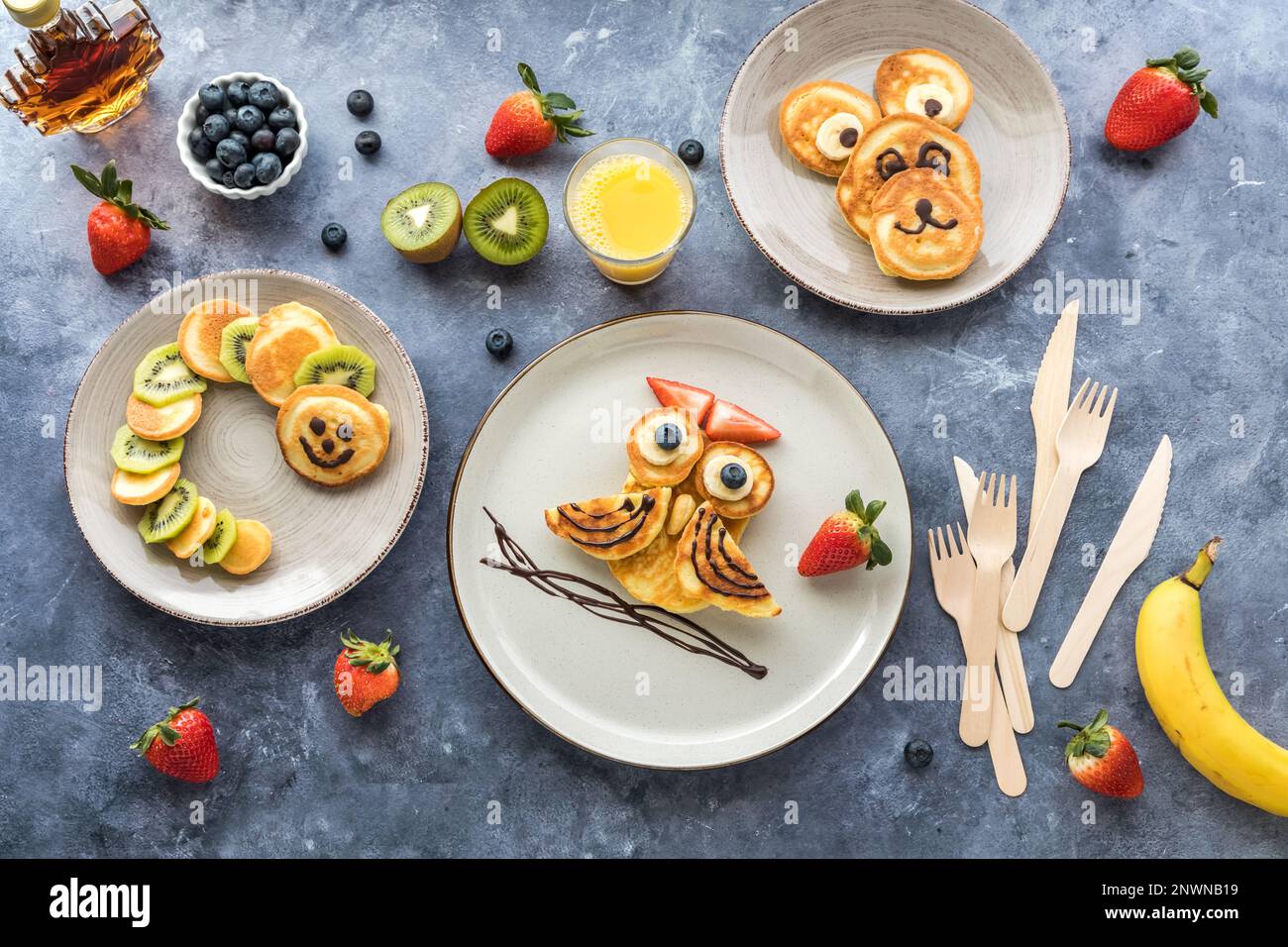 Pancakes de régime de keto en forme de différentes créatures pour les enfants. Banque D'Images