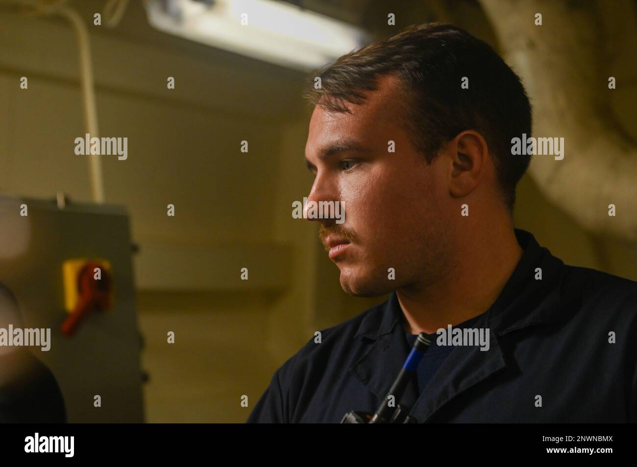 ÉTATS-UNIS Garde côtière Petty Officer 2nd classe Brandon Ranslow, un technicien en machinerie affecté à la pierre de l'USCGC (LMSM 758), communique avec le pont au cours d'une évolution de la formation dans l'océan Atlantique le 24 janvier 2022. Stone est en cours de déploiement de plusieurs missions dans l'océan Atlantique Sud pour contrer les activités maritimes illicites et renforcer les relations de souveraineté maritime dans l'ensemble de la région. Banque D'Images