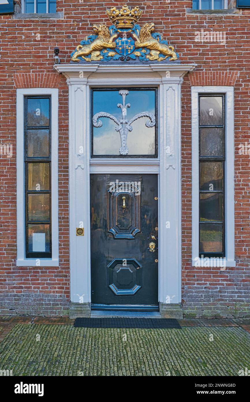 Entrée au manoir de Menkemaborg, Uithuizen, Groningen, avec arbre stylisé de vie et armoiries héraldiques Banque D'Images