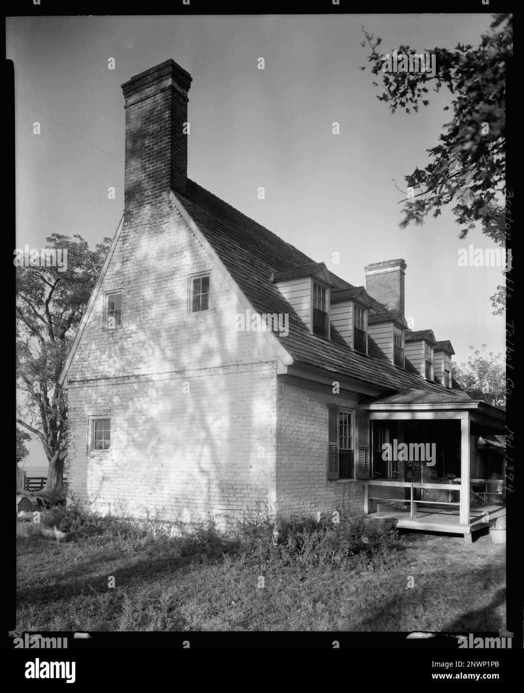 Boston Cliffs, comté de Talbot, Maryland. Carnegie Etude de l'architecture du Sud. États-Unis, Maryland, Talbot County, brickwork, dormers, Maisons, fermes de toit. Banque D'Images