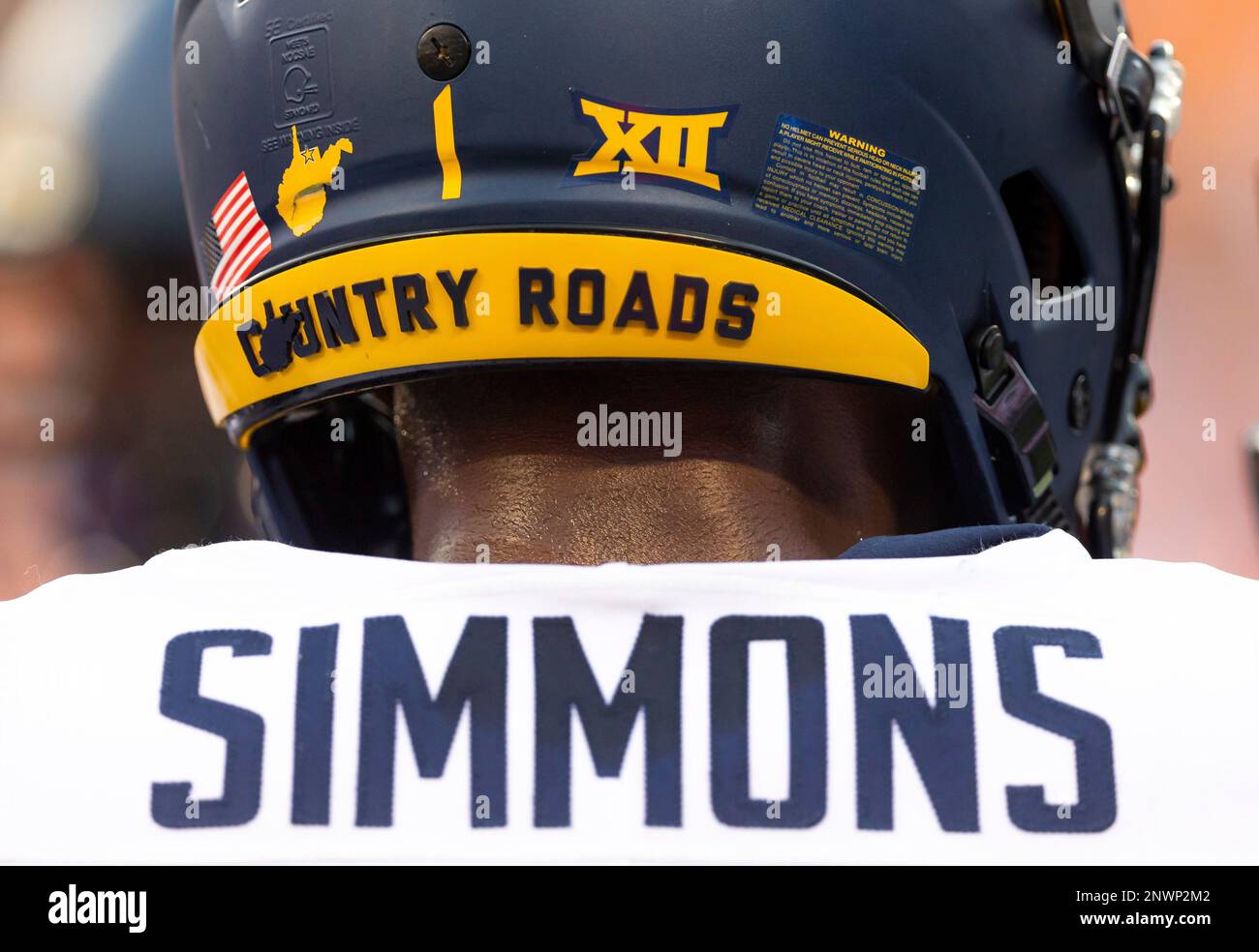 CHARLOTTE, NC - SEPTEMBER 01: The tagline "Country Roads" is shown on the back of the helmet of West Virginia Mountaineers wide receiver T.J. Simmons (1) during the Belk College Kickoff between the West Virginia Mountaineers and the Tennessee Volunteers on September 1, 2018, at the Bank of America Stadium in Charlotte, North Carolina. West Virginia won the game 40-14. (Photo by Jay Anderson/Icon Sportswire) (Icon Sportswire via AP Images) Banque D'Images