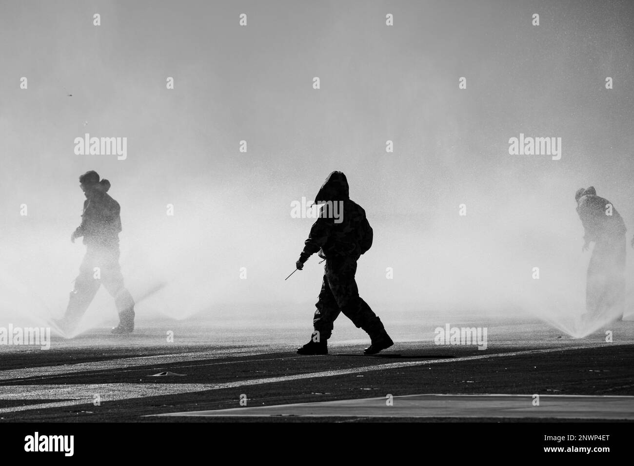 230121-N-MU675-2164 OCÉAN PACIFIQUE (le 21 janvier 2023) des marins vérifient un arroseur lors d'un essai de système de lavage à contre-mesure (CMWD) sur le pont de vol à bord du porte-avions USS Abraham Lincoln de la classe Nimitz (CVN 72). Abraham Lincoln mène actuellement des opérations de routine dans la flotte américaine 3rd. Banque D'Images