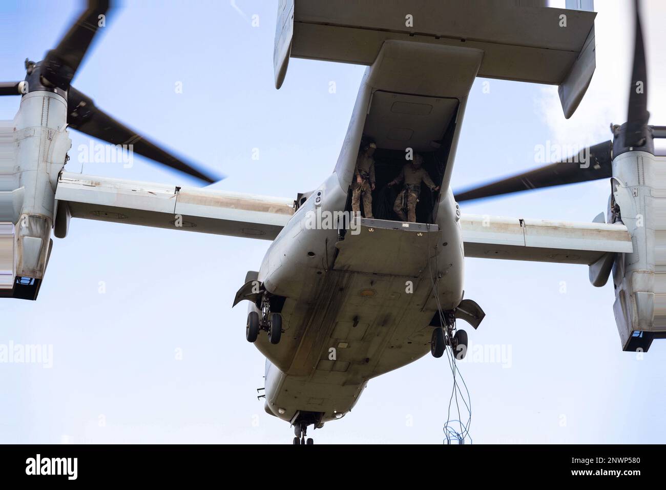 ÉTATS-UNIS Marines et le Commandement des opérations spéciales de la Force Marines préparent une corde à rappel sur une MV-22 Osprey affectée à l'escadron Marines Medium Tiltrotor 268 lors d'un exercice d'entraînement à la caserne Schofield, le 24 janvier 2023. VMM-268 a fourni la plate-forme de support aérien, permettant à MARSOC Marines de terminer leur formation programmée. Banque D'Images