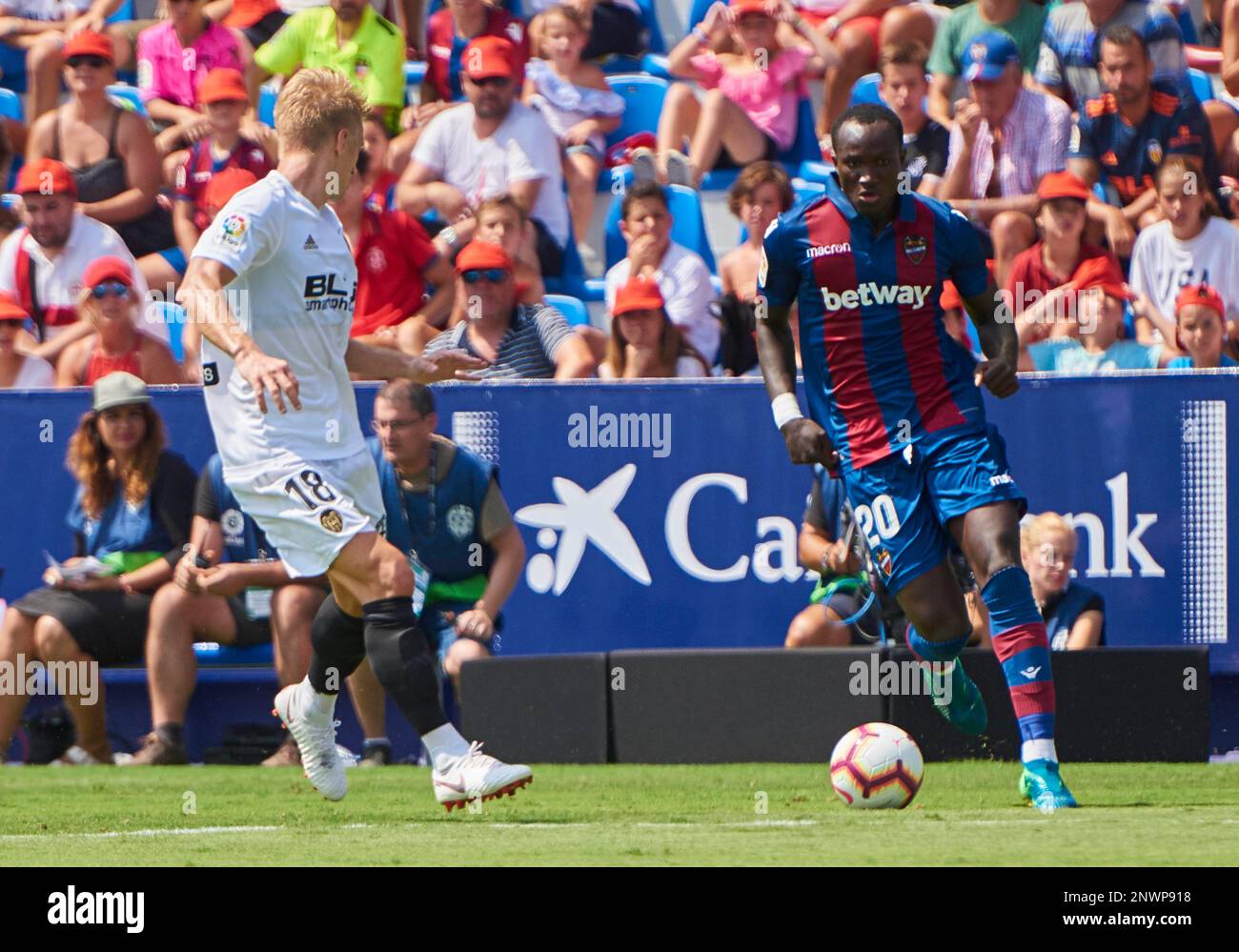 VALENCIA, - SEPTEMBER 02: Raphael Dwamena forward of Levante UD competes for the ball with Daniel Wass midfielder of Valencia CF during the La Liga game between Levante UD and Valencia CF at Estadio Ciutat de Valencia on September 02, 2018 in Valencia, Spain. (Photo by Carlos Sanchez Martinez/Icon Sportswire) (Icon Sportswire via AP Images) Banque D'Images