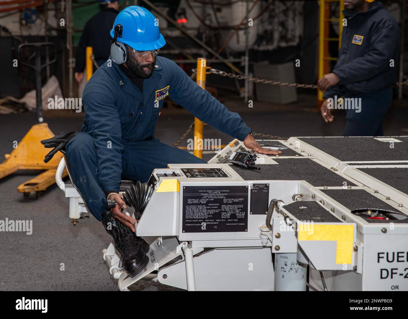 Le technicien de soutien de l'équipement d'aviation 2nd classe Altair Billups, de Newark, New Jersey, conduit un tas d'observation dans la baie hangar à bord du porte-avions de la classe Nimitz USS George Washington (CVN 73) lors d'un chargement d'équipement à Newport News, Virginie, le 24 janvier 2023. George Washington est en cours de ravitaillement et de révision complexe (RCOH) à Newport News Shipbuilding. Le RCOH est un projet pluriannuel exécuté une seule fois au cours de la durée de service de 50 ans d’un transporteur, qui comprend le ravitaillement en carburant des deux réacteurs nucléaires du navire, ainsi que des réparations, des mises à niveau et une modernisation importantes. Banque D'Images