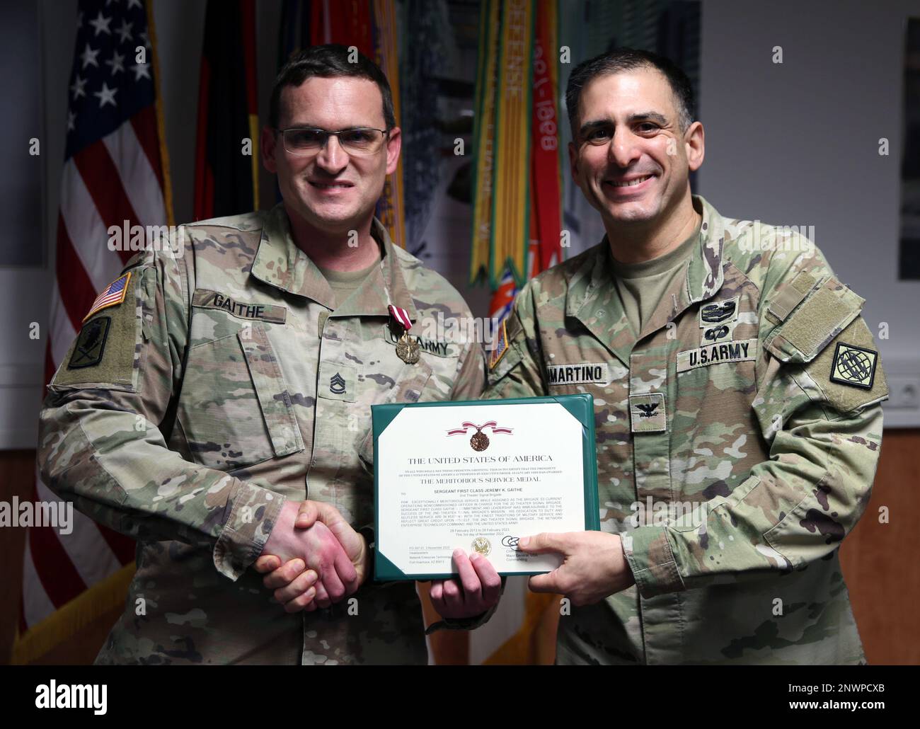 Le sergent de classe 1st Jeremy Gaithe reçoit la Médaille du service méritoire du colonel Ronald Iammartino, commandant de la Brigade des transmissions du théâtre 2D, lors d'une cérémonie à 21 février 2023 à l'USAG Wiesbaden. Gaithe prend sa retraite des États-Unis Armée après 24 ans de service. Banque D'Images