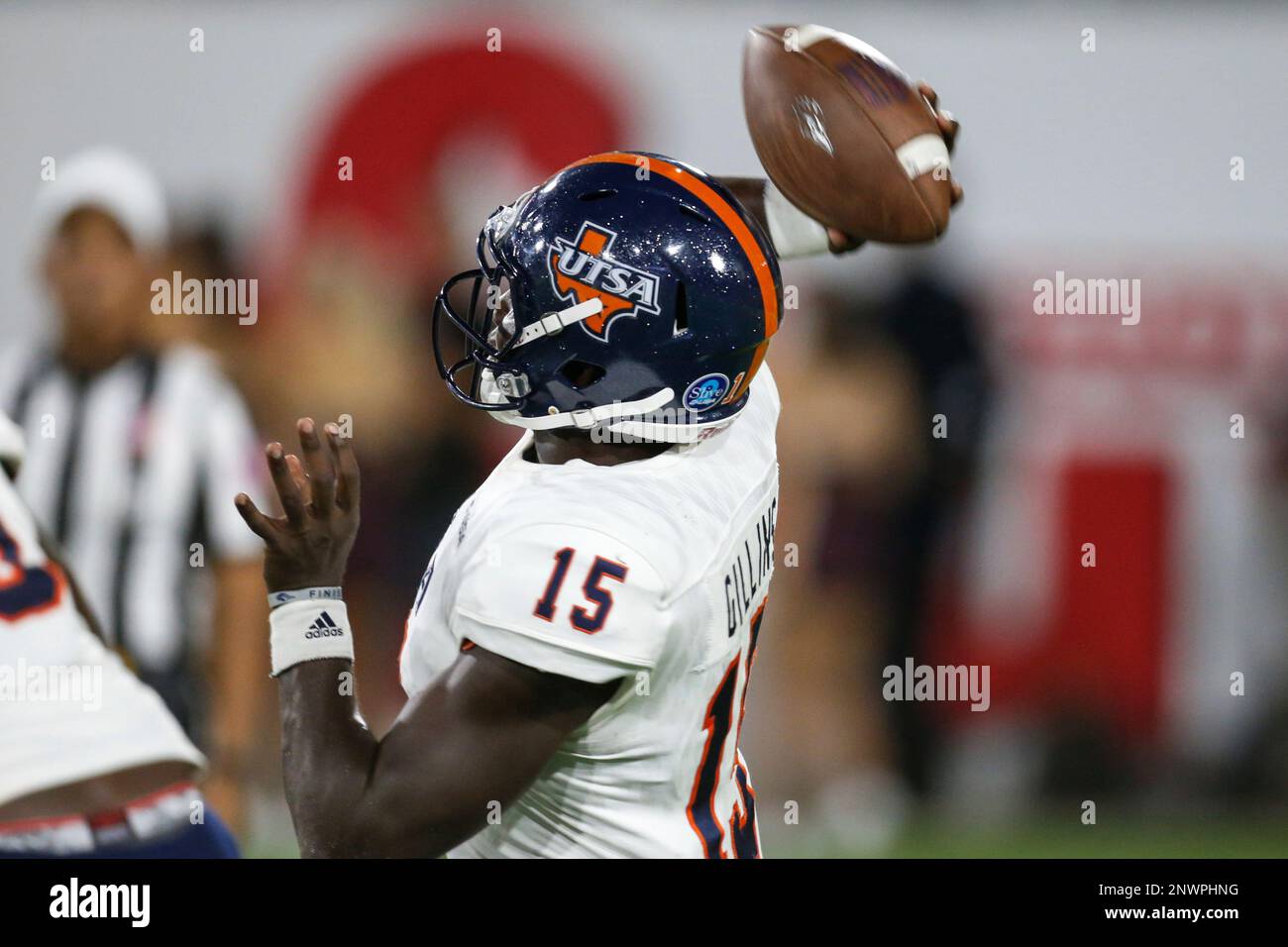 TEMPE, AZ - SEPTEMBER 01: UTSA Roadrunners quarterback D.J. Gillins (15) throws a pass during the college football game between the UTSA Roadrunners and the Arizona State Sun Devils on Sep 1, 2018 at Sun Devil Stadium in Tempe, Arizona.(Photo by Kevin Abele/Icon Sportswire) (Icon Sportswire via AP Images) Banque D'Images