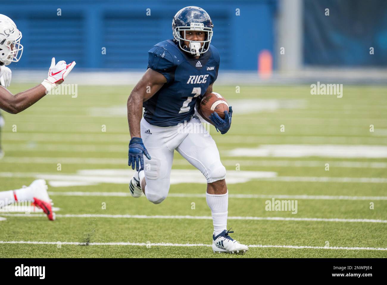 September 1, 2018: Rice Owls running back Austin Walter (2) carries the ball during the 2nd quarter of an NCAA football game between the Houston Cougars and the Rice Owls at Rice Stadium in Houston, TX. Houston won the game 45 to 27...Trask Smith/CSM(Credit Image: © Trask Smith/CSM via ZUMA Wire) (Cal Sport Media via AP Images) Banque D'Images