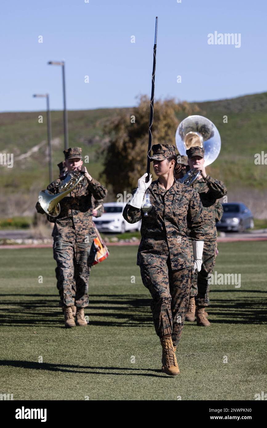 ÉTATS-UNIS Le Sgt Jessica Larsen, chef d’état-major de la Marine Division 1st, dirige la bande lors de la répétition au camp de base du corps des Marines Pendleton, Californie, le 24 janvier 2023. Le premier poste d’affectation de Larsen était au Blue Diamond en tant qu’instrumentiste de saxophone corporal de lance, et maintenant après trois ans comme instructeur d’exercice, elle est revenue pour une deuxième tournée. Larsen est originaire de Saint Donatus, Iowa. Banque D'Images