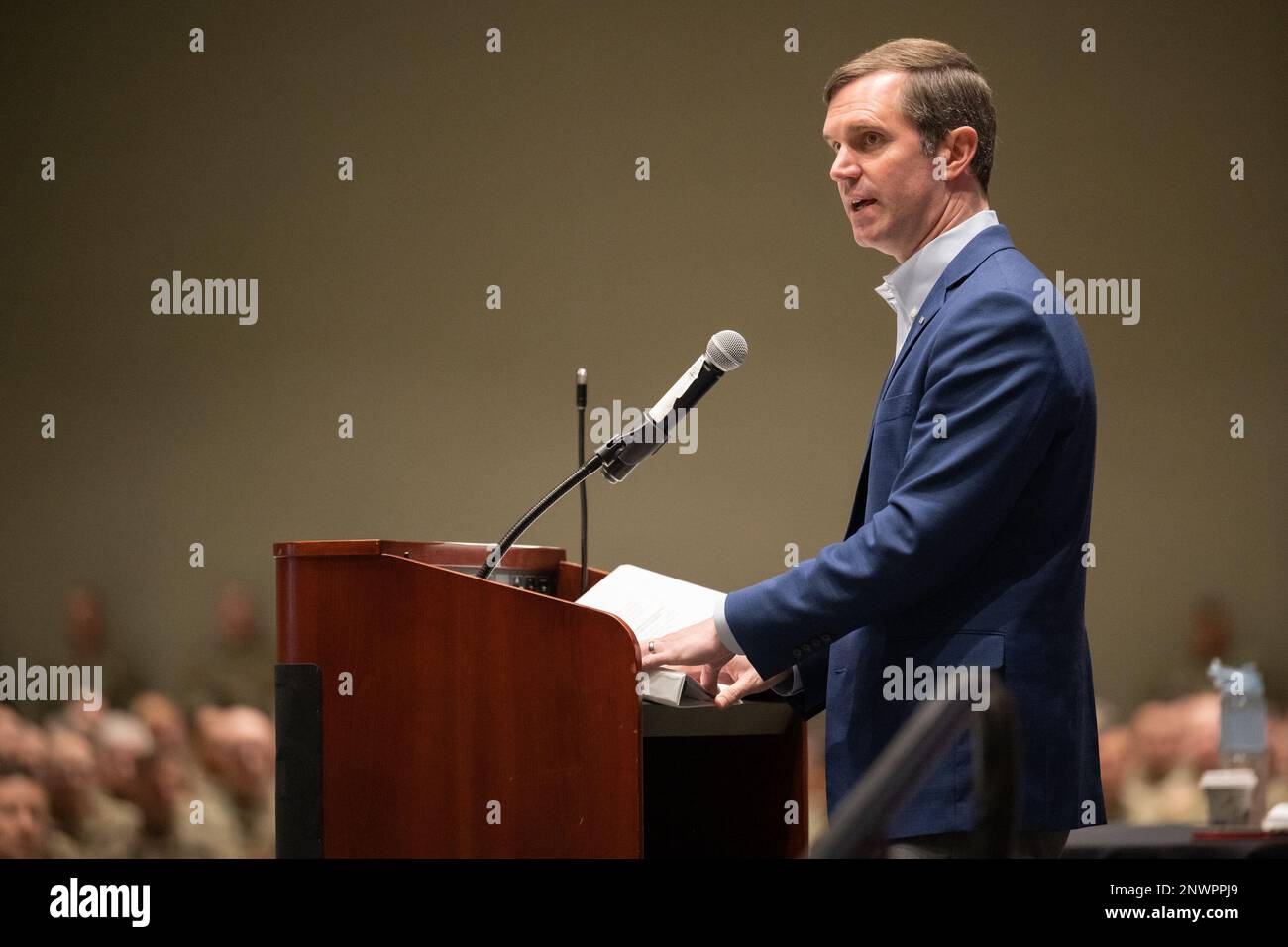 Kentucky Gov. Andy Beswear s'adresse à plus de 900 soldats et aviateurs de la Garde nationale du Kentucky lors de la Journée du développement du leadership, qui s'est tenue au Centre d'exposition du Kentucky à Louisville, Ky., le 5 février 2023. L'événement, pour les officiers et les troupes de rang supérieur, a également comporté des présentations des États-Unis Lieutenant général de la Force aérienne Marc Sasseville, vice-chef du Bureau de la Garde nationale; États-Unis Major de l'armée le général Troy Galloway, commandant adjoint de la Garde nationale de l'armée; États-Unis Général de l'armée Mark Landes, commandant de la première armée de l'est; États-Unis Général de l'armée Haldane Lamberton, adjudant général du Commonwealth Banque D'Images