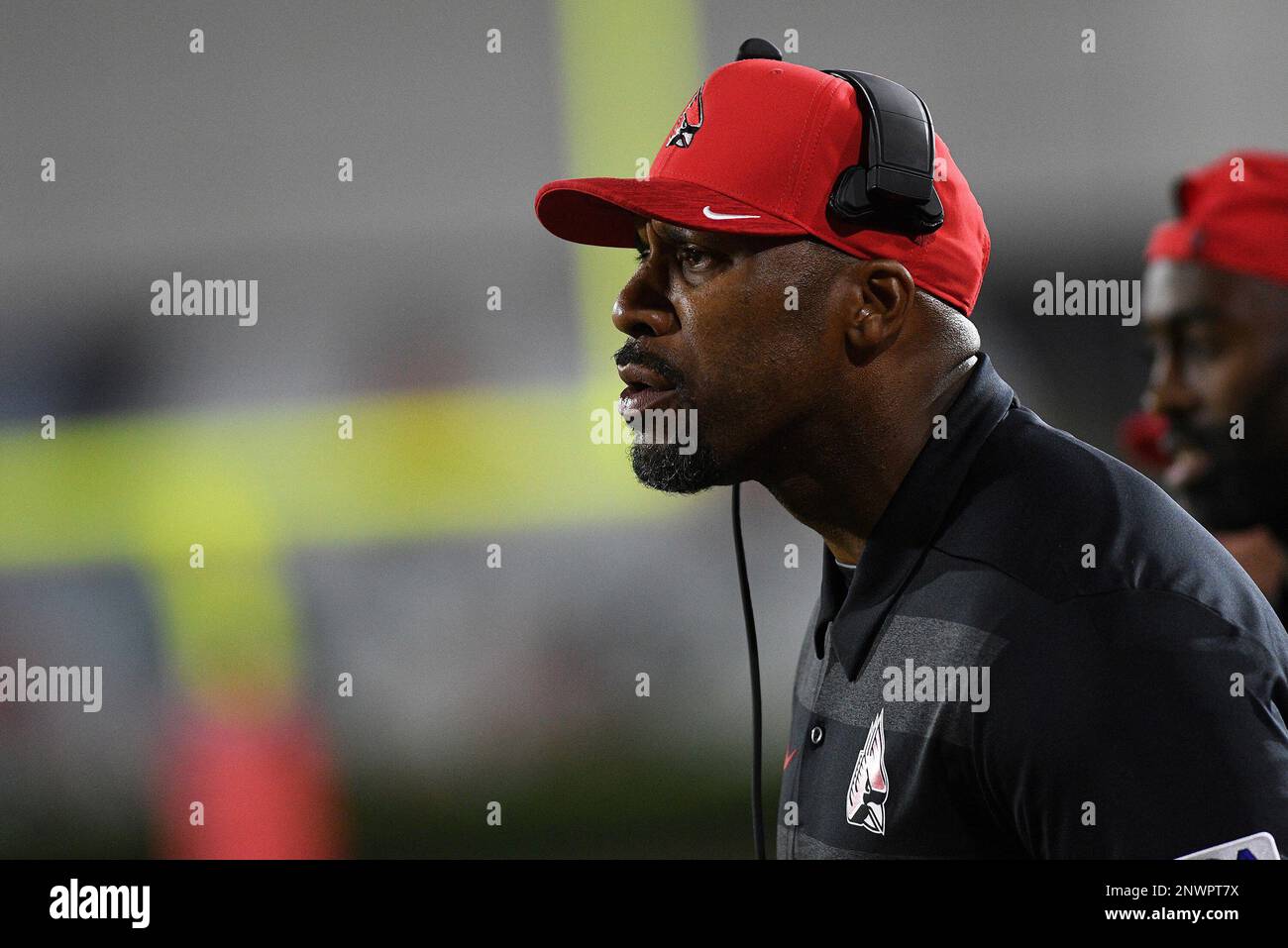 MUNCIE, IN - AUGUST 30: Ball State Cardinals Defensive Line Coach Keith McKenzie looks on during the college football game between the Central Connecticut State University Blue Devils and the Ball State Cardinals on August 30, 2018, at Scheumann Stadium in Muncie, Indiana. (Photo by Michael Allio/Icon Sportswire) (Icon Sportswire via AP Images) Banque D'Images